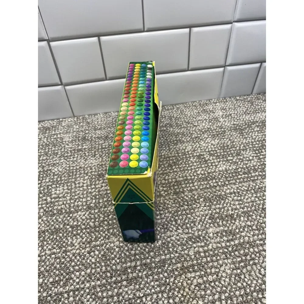 Crayola Crayons 2014 Vintage‎ Hallmark 96 Count With Sharpener Many New Variety